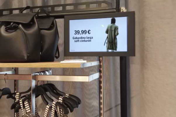 三防平板在ZARA广告机中的应用.png 三防平板在ZARA广告机中的应用.png